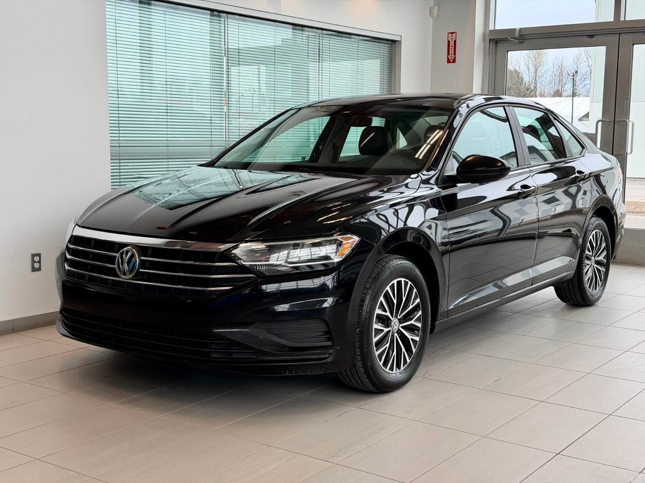 Volkswagen Jetta 2025 Gris Notre-Dame-des-Prairies - photo #2