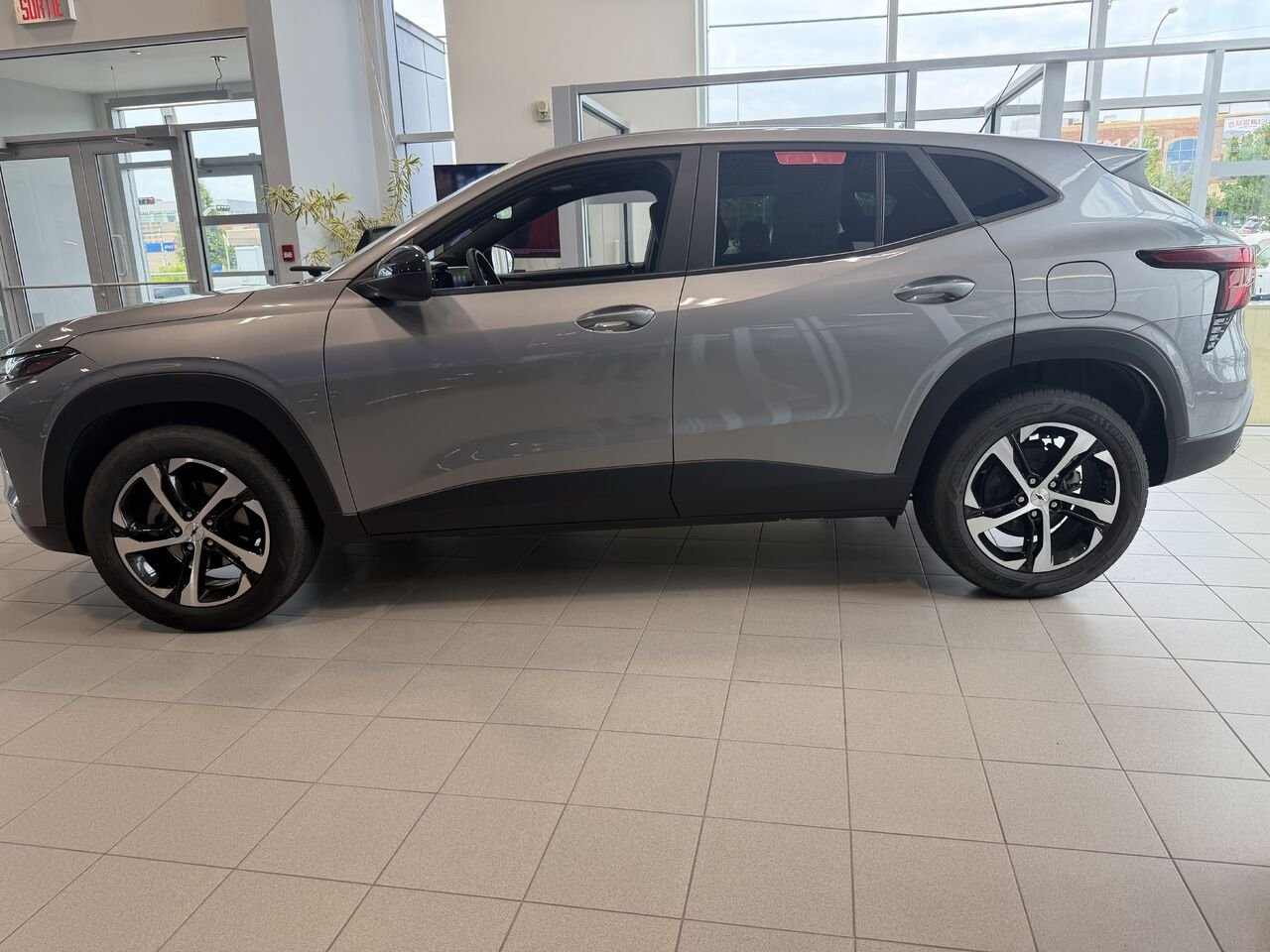 CHEVROLET TRAX 1RS 1RS 4 portes TA 2024 Gris Gatineau - photo #6