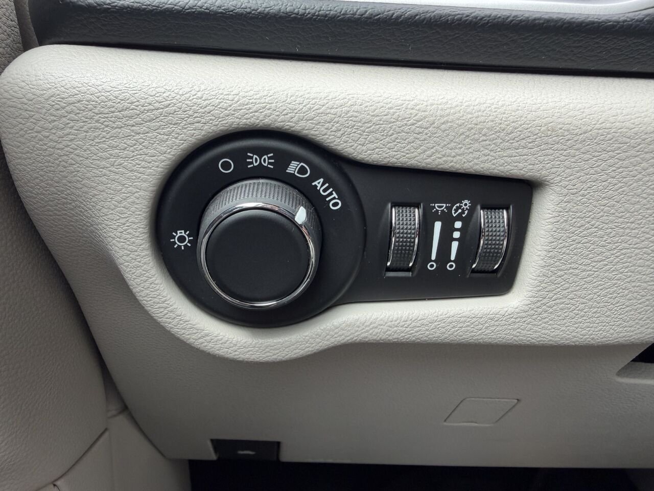 2019 Chrysler Pacifica Black Thetford Mines - photo #15