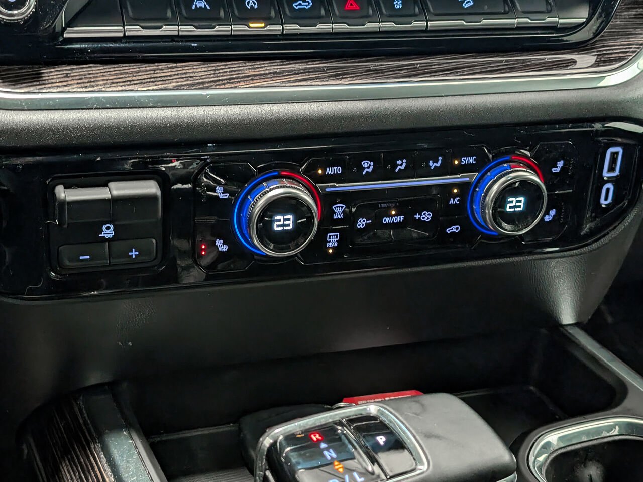 GMC SIERRA 1500 4WD CREW CAB PICKUP Elevation 3.0L Diesel volant et Sièges Chauffants 2024 Noir Sherbrooke - photo #10