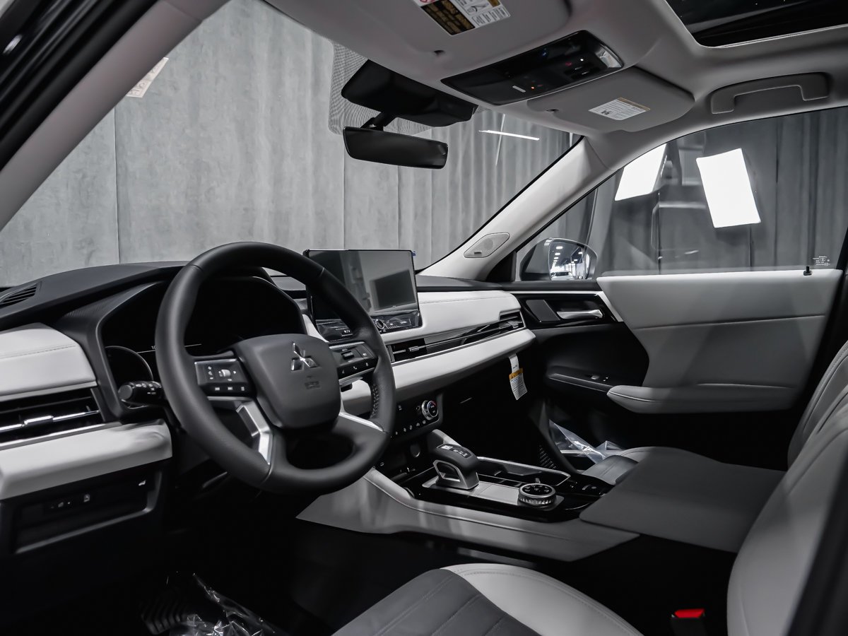 Mitsubishi Outlander LE 2026 Diamant noir Montréal - photo #5
