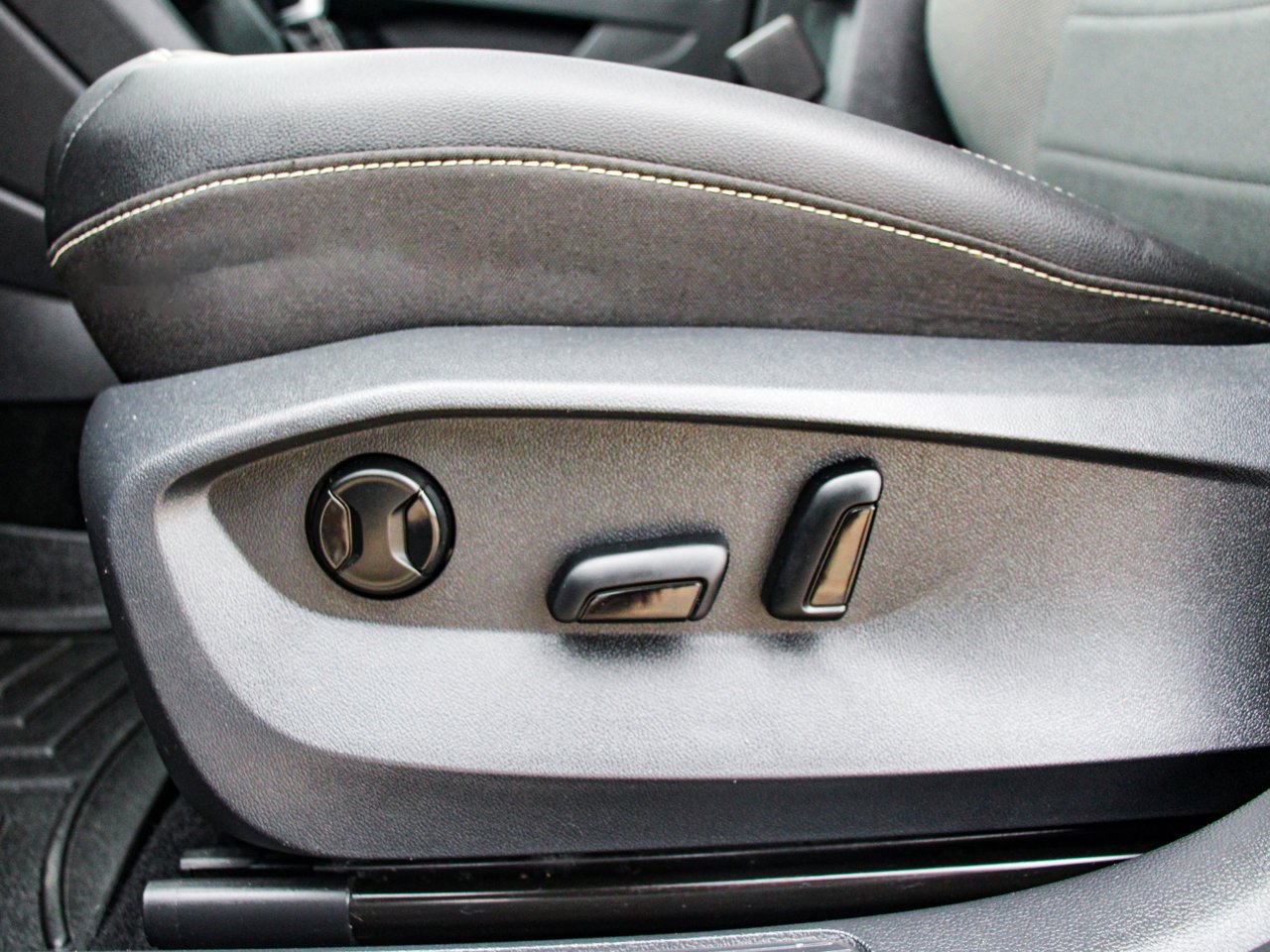 2022 Volkswagen Taos Comfortline 4MOTION Blue Sherwood Park - photo #14