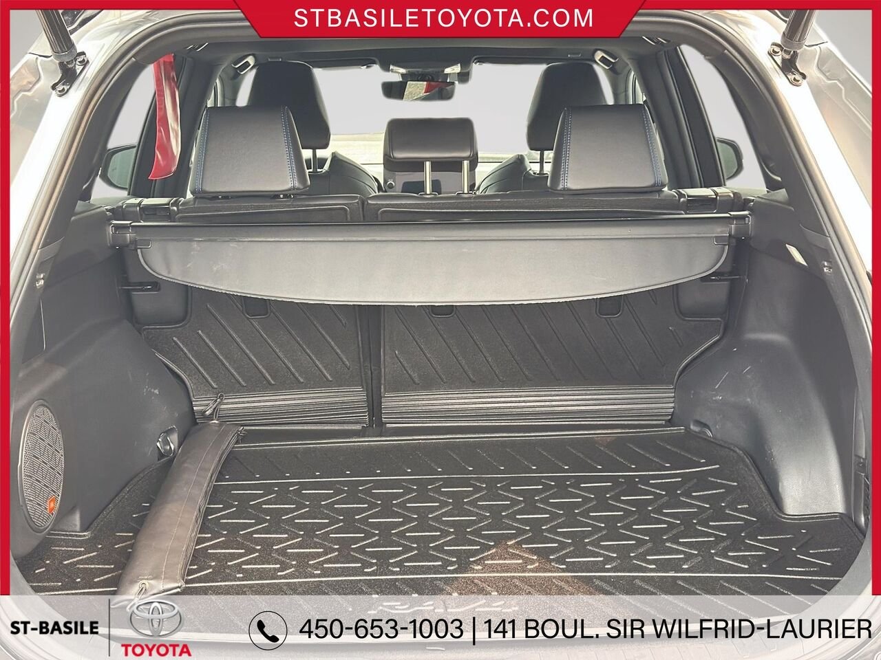 TOYOTA RAV4 Hybride 2023 Ciel argent métallisé avec toit noir Saint-Basile-le-Grand - photo #8