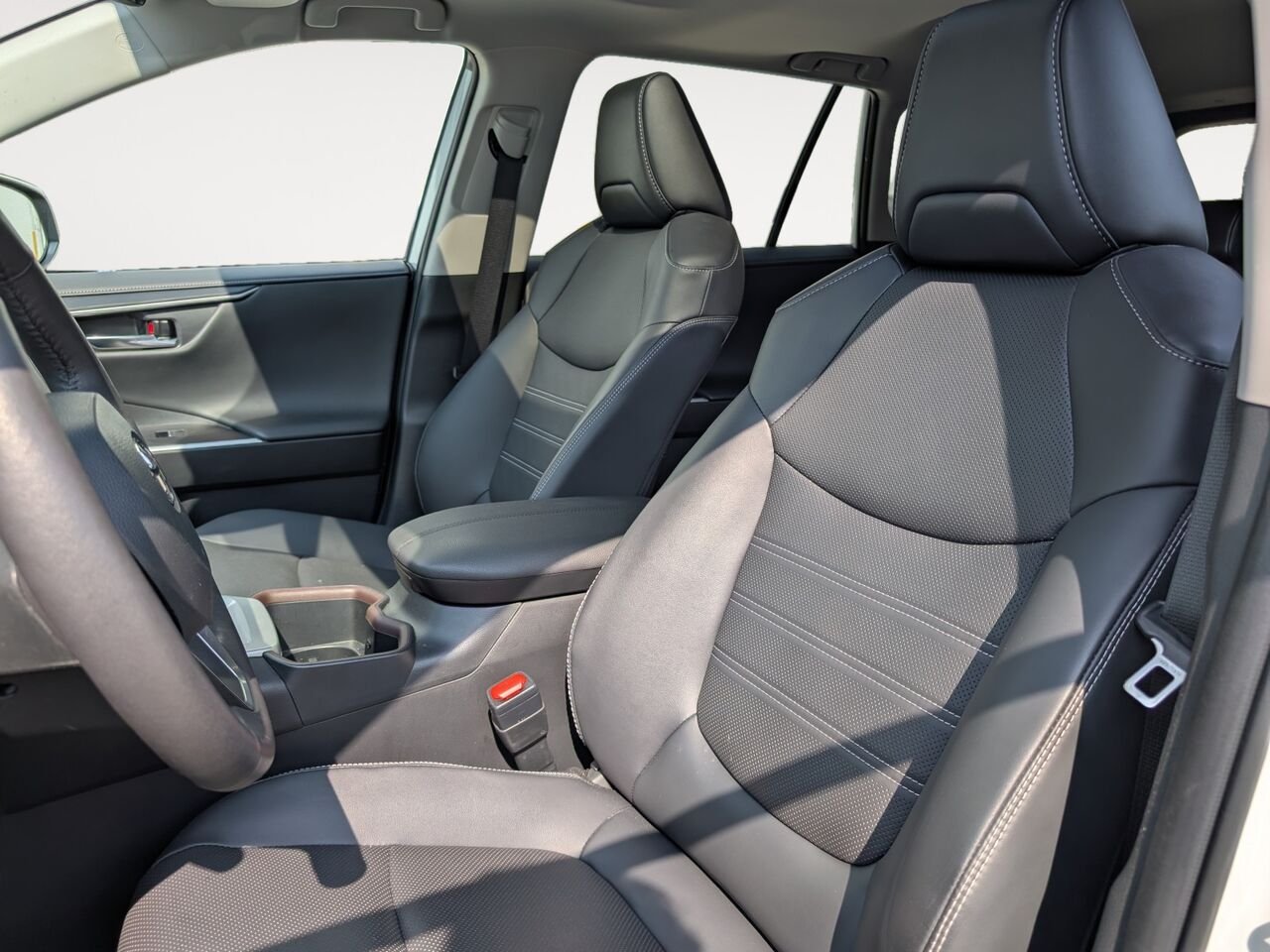 Toyota RAV4 Hybride hybride Limited/SIÈGES CHAUFFANTS ET VENTILLÉS/TOIT OUVRANT/VOLANT CHAUFFANT/SIÈGES EN CUIR/AC 2024 Frisson glacé nacré Sherbrooke - photo #6