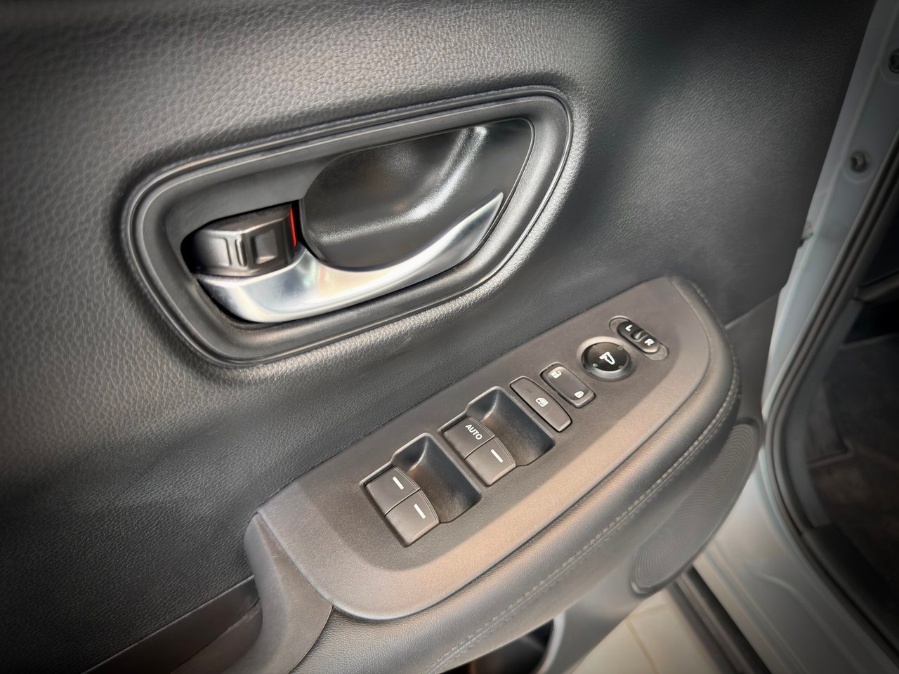 2025 Honda HR-V Silver Notre-Dame-des-Prairies - photo #33