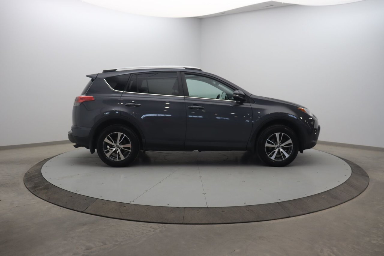 2018 Toyota RAV4 VIN 2T3RFREV9JW852844 Grey Baie-Comeau - photo #2
