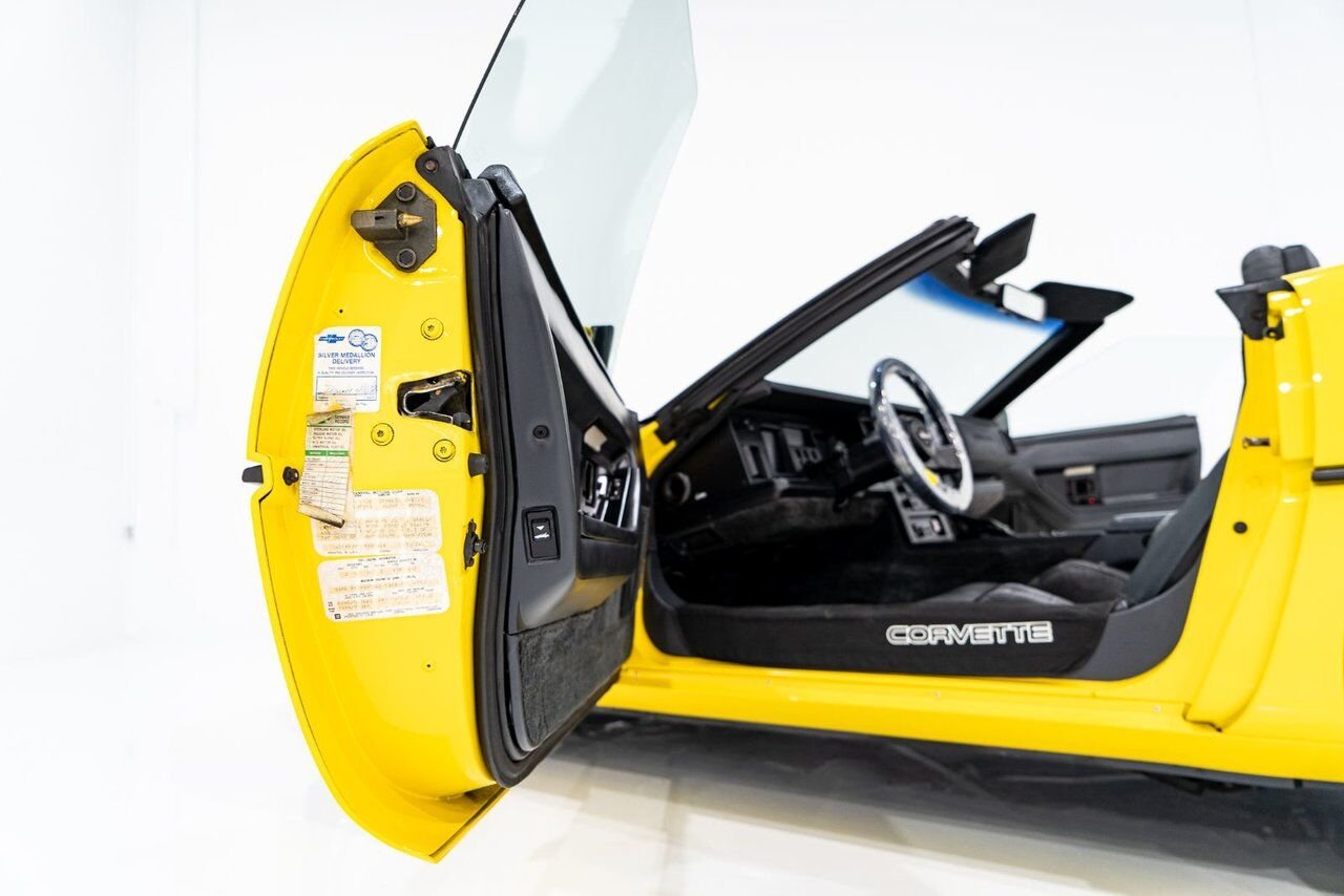 1986 Chevrolet Corvette Pace Car livery with only 17,380km (10,800miles) Yellow Montreal - photo #103