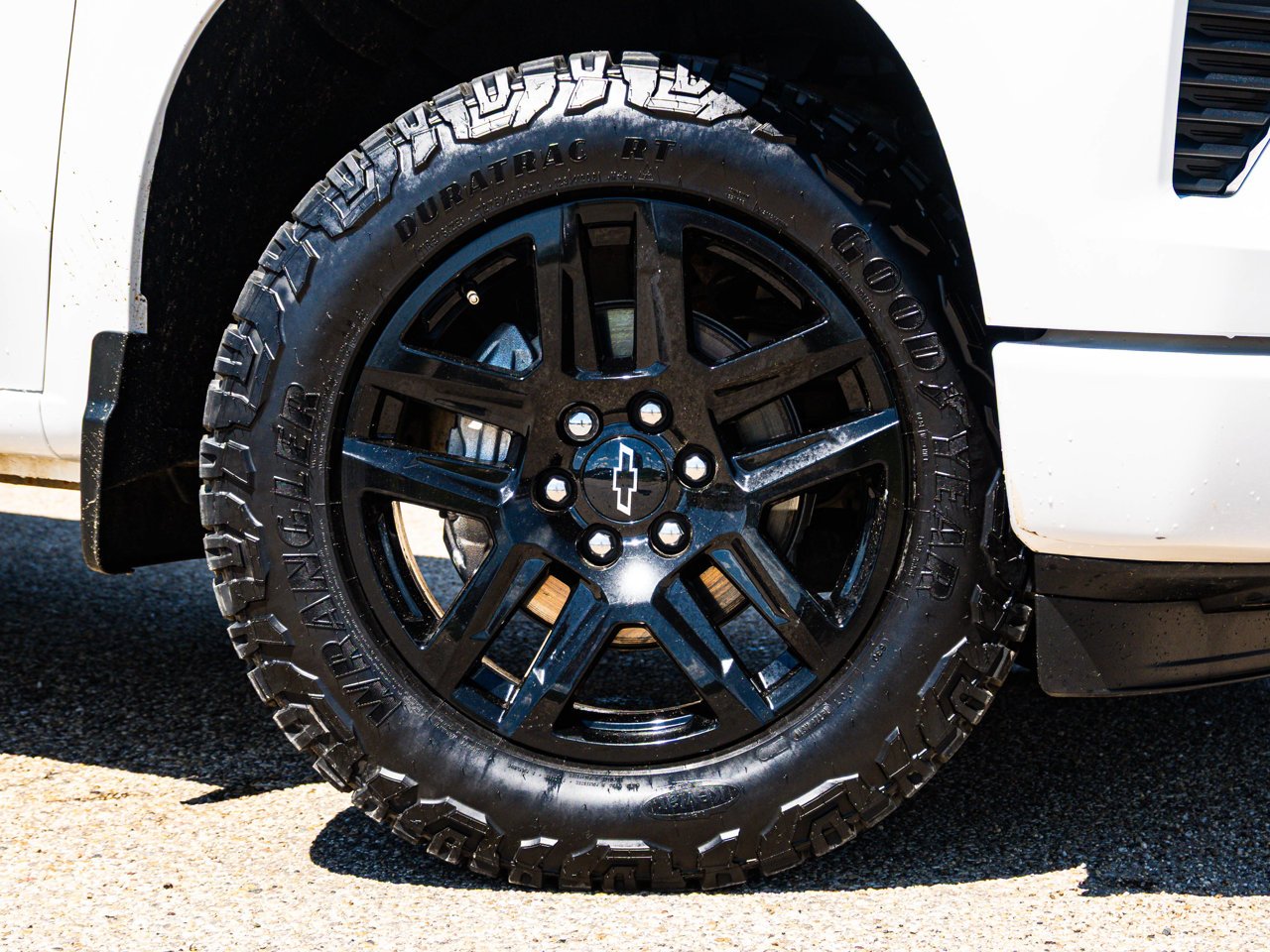 2023 Chevrolet Silverado 1500 4WD Crew Cab 147 RST White Sherwood Park - photo #4
