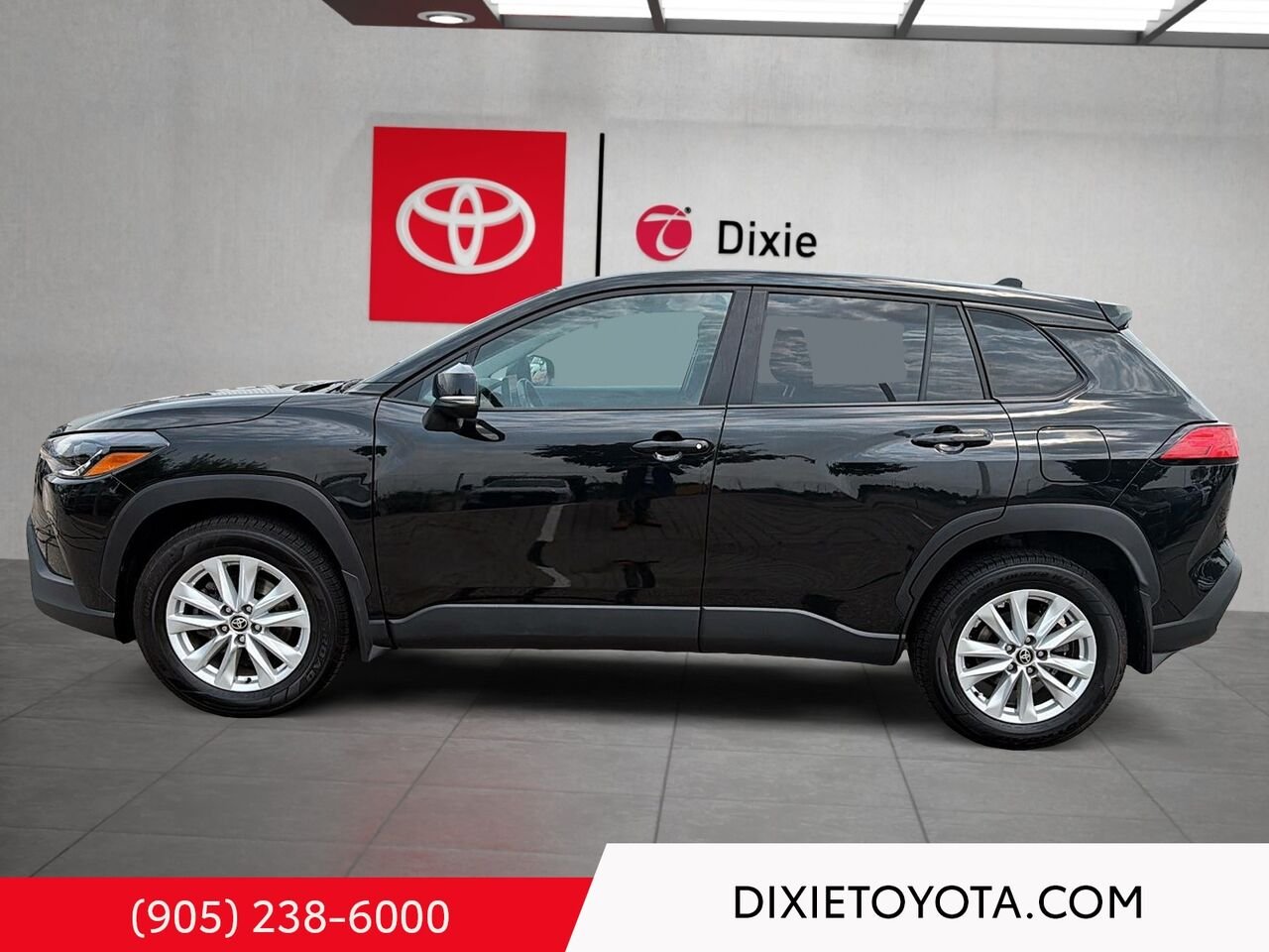 2024 Toyota Corolla Cross LE FWD / HEATED SEATS / TOYOTA SAFETY SENSE / BACK UP CAMERA / CARPLAY AND ANDROID AUTO Black Mississauga - photo #5