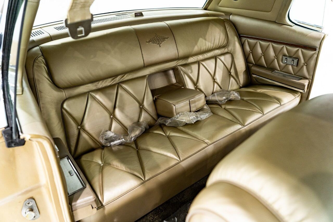 1969 Lincoln Continental Only 687 miles from new. Unrestored example **PRICE IN USD** Gold Montreal - photo #62