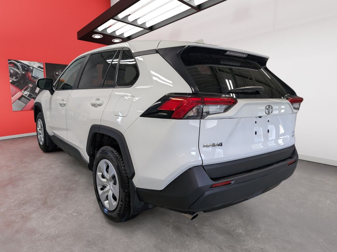 Toyota RAV4 LE/SIÈGES CHAUFFANTS/CAMÉRA DE RECUL/BLUETOOTH/AC/ 2025 Blanc Sherbrooke - photo #5