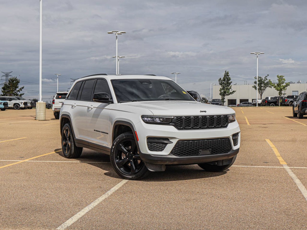 2025 Jeep Grand Cherokee Altitude 4x4 White Sherwood Park - photo #1