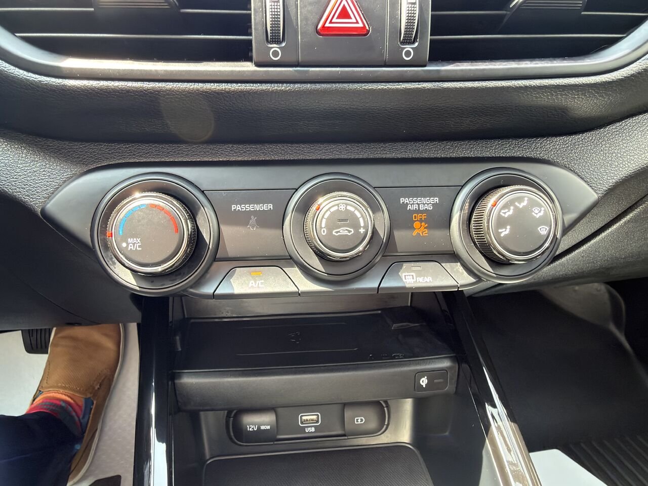 2024 Kia Forte White Thetford Mines - photo #22
