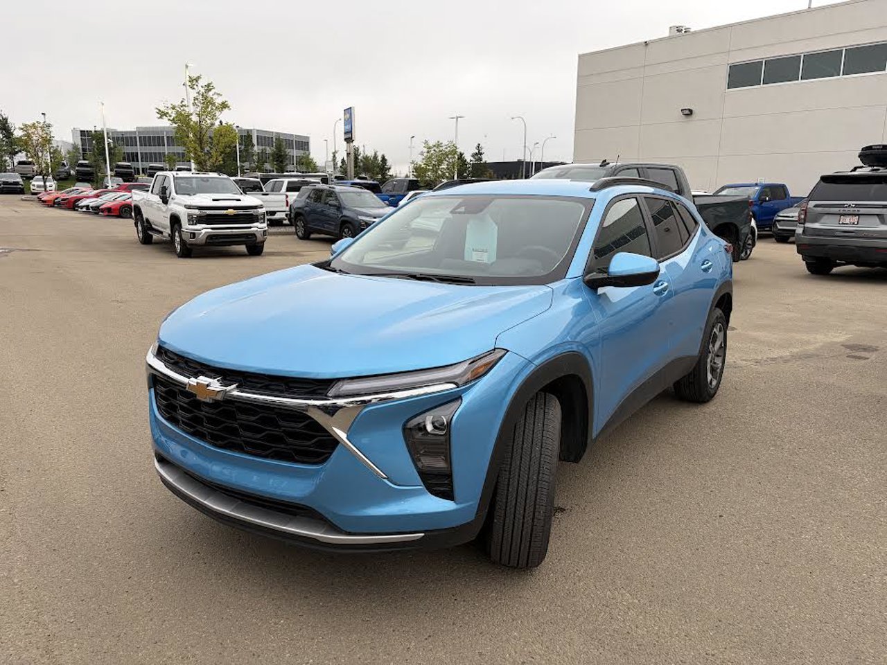 2025 Chevrolet Trax FWD 4dr 1RS Blue Sherwood Park - photo #2