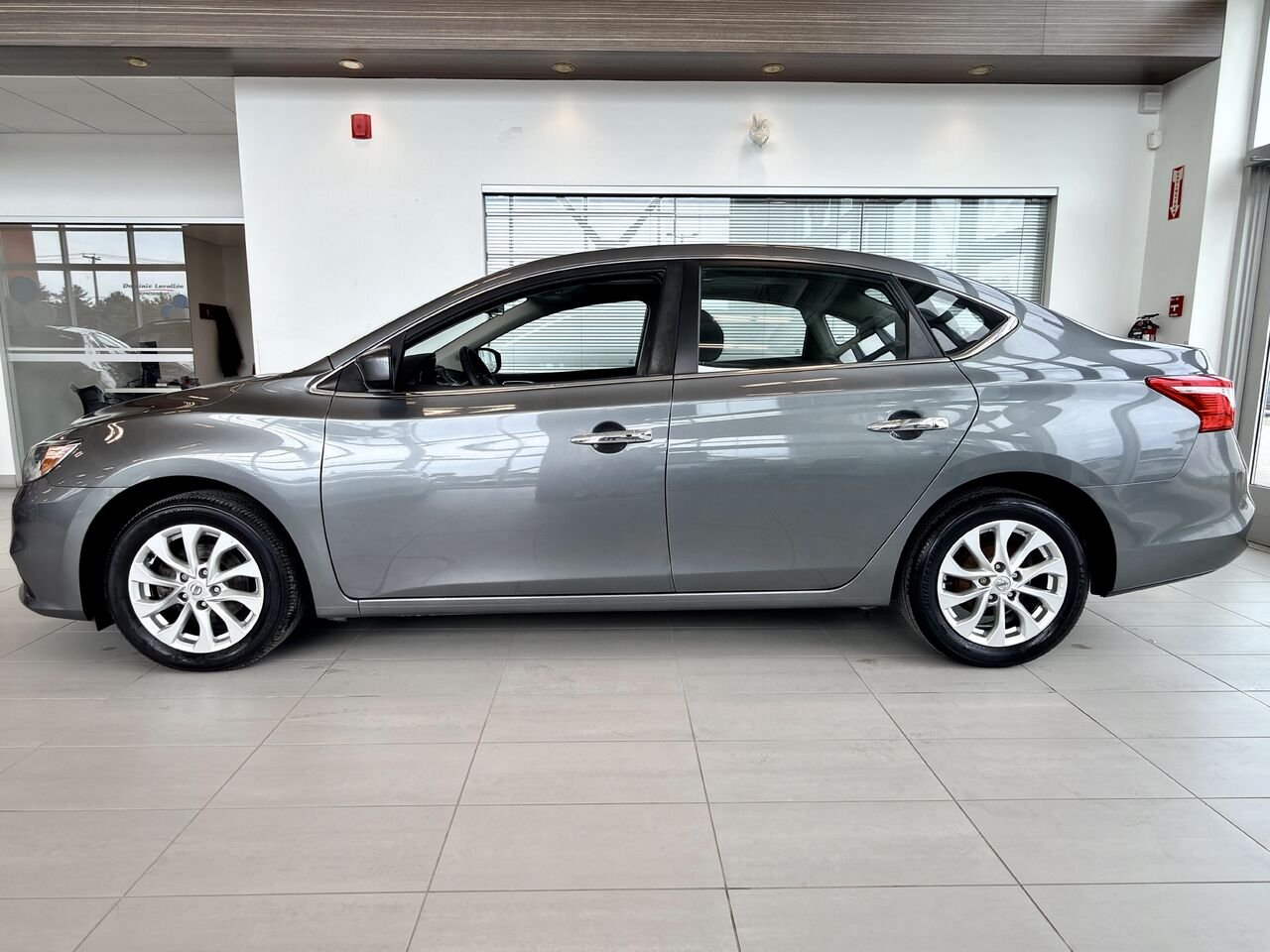 2018 Nissan Sentra Grey Notre-Dame-des-Prairies - photo #7