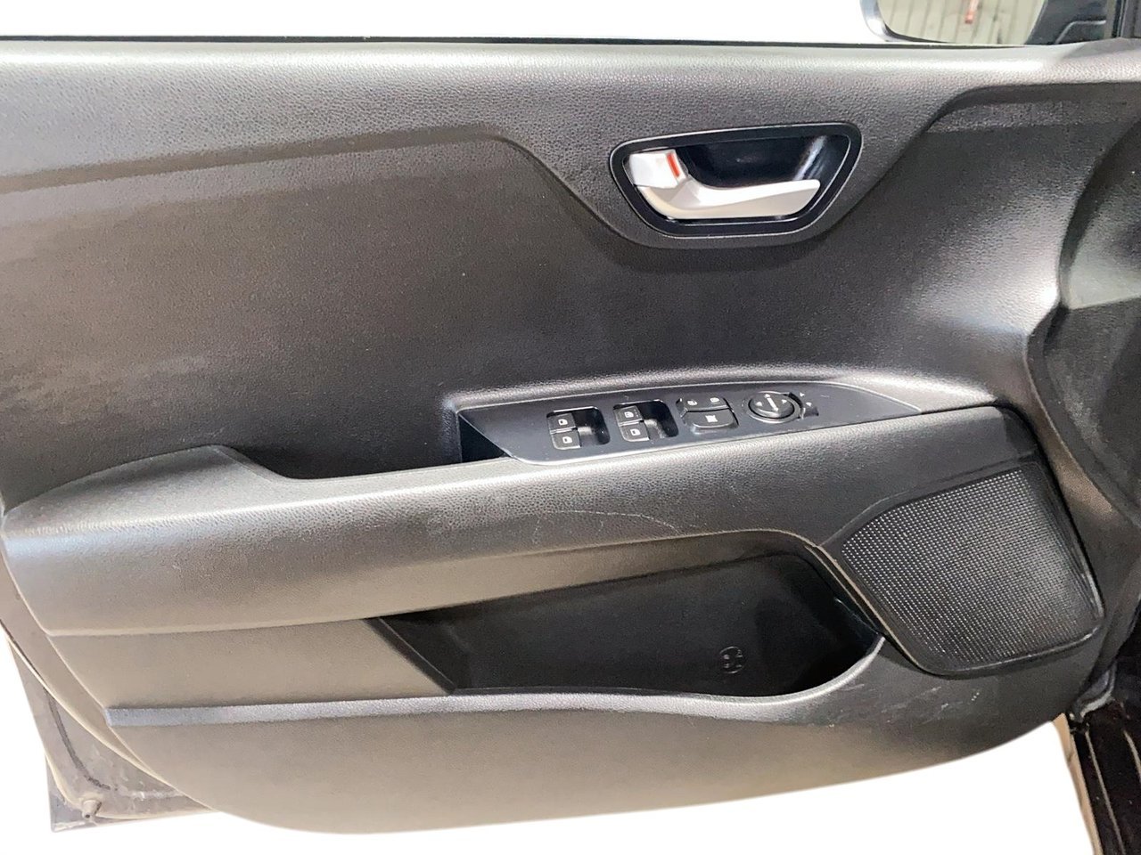 2018 Kia Rio 5-door VIN 3KPA25AB6JE039972 Black Chicoutimi - photo #10