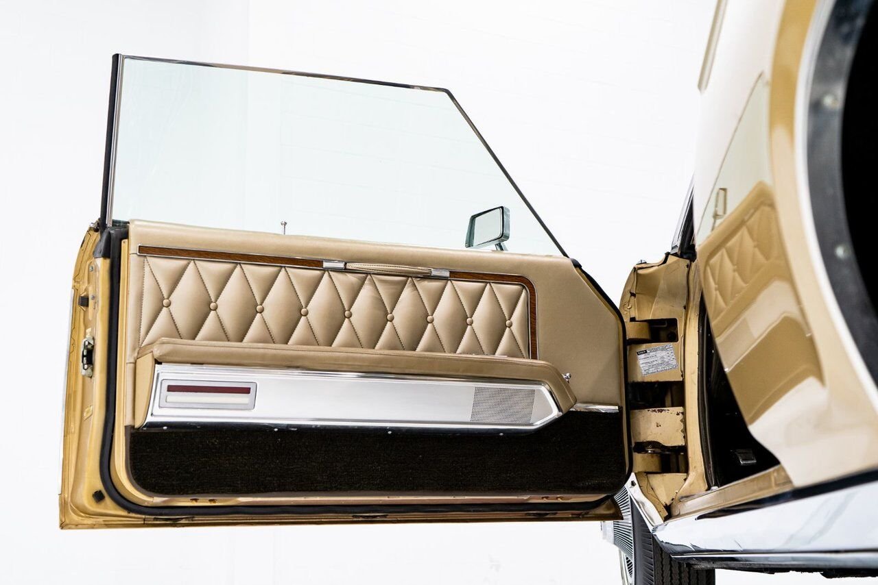 1969 Lincoln Continental Only 687 miles from new. Unrestored example **PRICE IN USD** Gold Montreal - photo #8