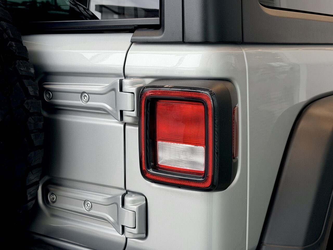 2022 Jeep Wrangler Silver Notre-Dame-des-Prairies - photo #10