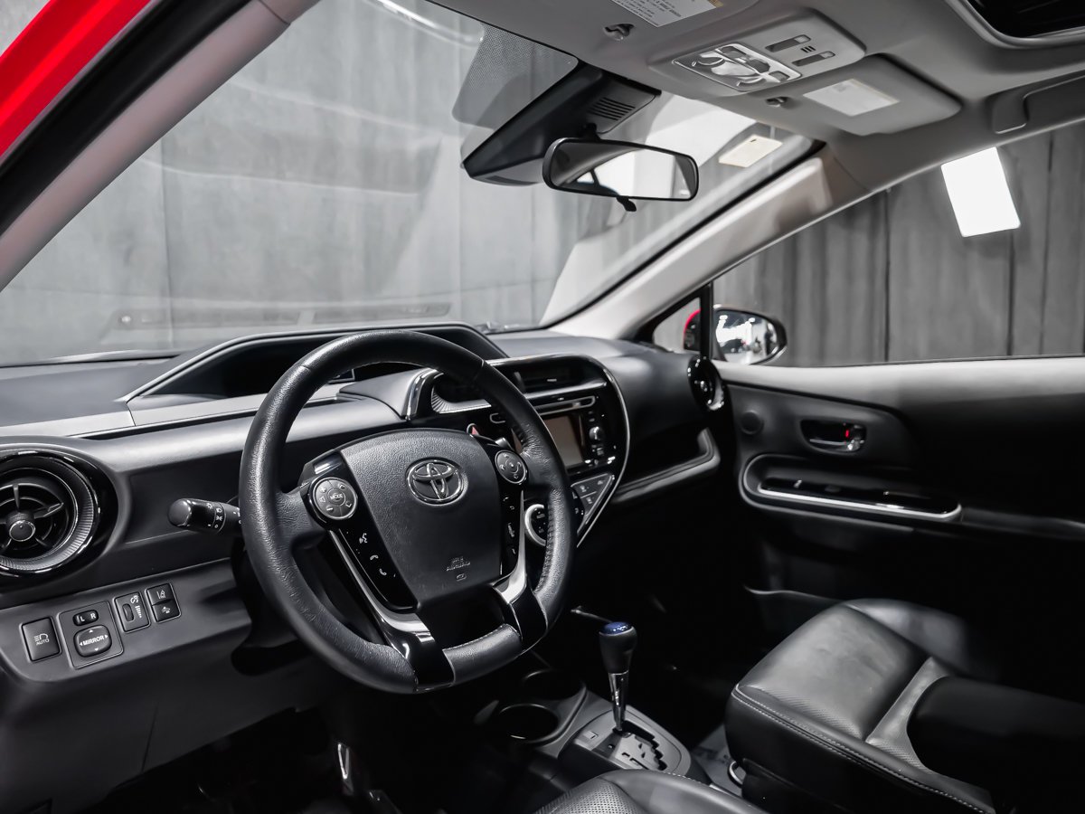 2018 Toyota Prius c TOIT OUVRANT SIÈGES CHAUFFANTS Red Montreal - photo #7