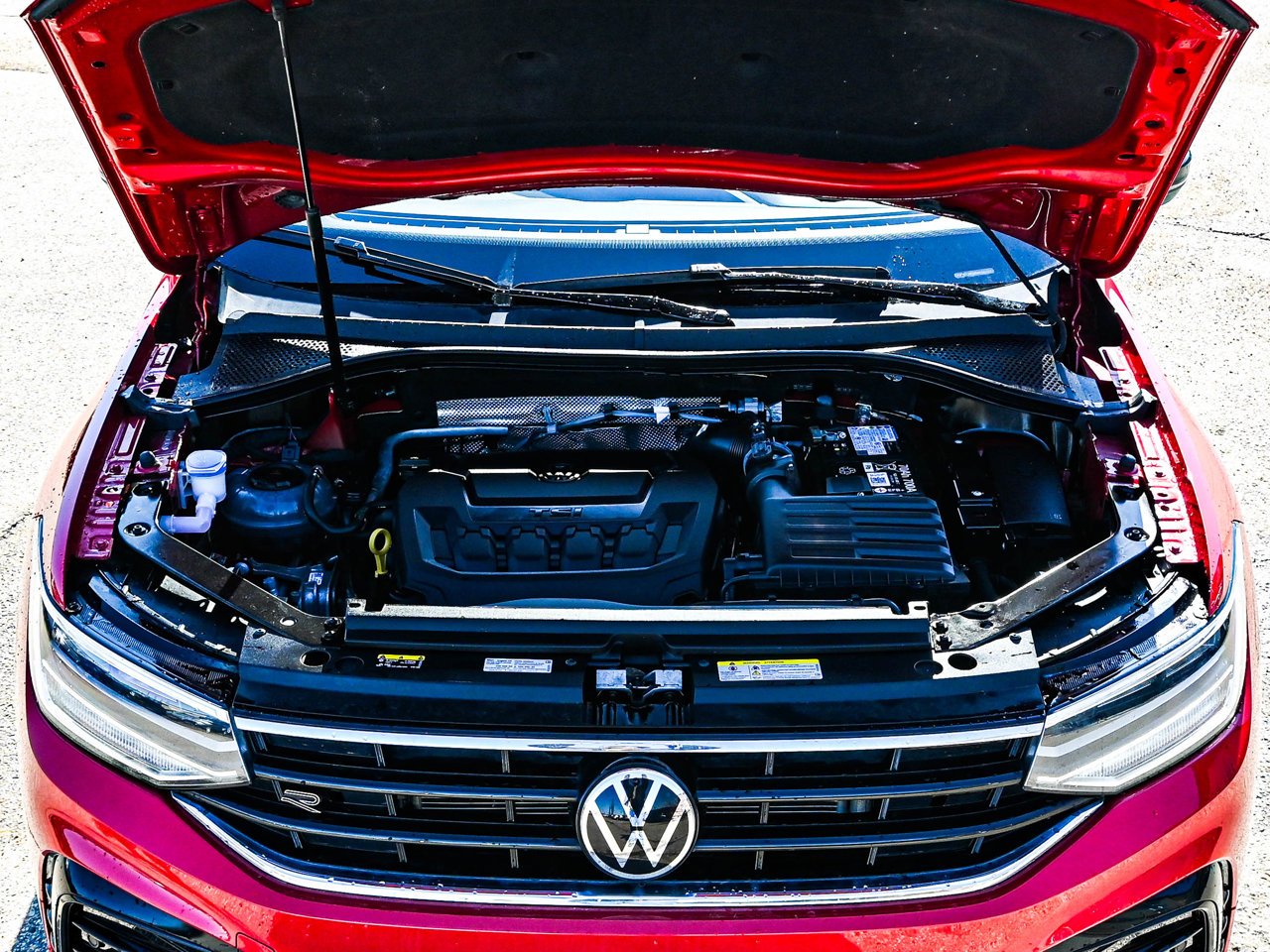 2024 Volkswagen Tiguan Comfortline R-Line Black Edition 4MOTION Red Sherwood Park - photo #8