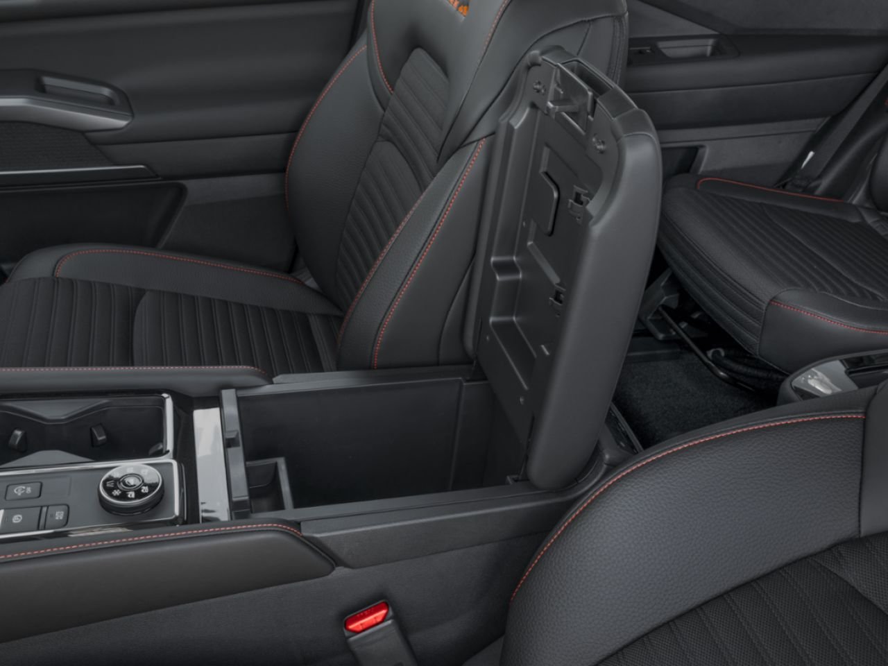 2026 NISSAN Pathfinder Everest While Pearl Tricoat/Super Black Saint-Georges - photo #8