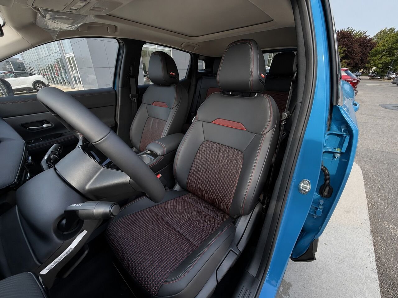 NISSAN Kicks KICKS SR PRIVIL GE 2026 Bleu glacial arctique/Noir intense Châteauguay - photo #10