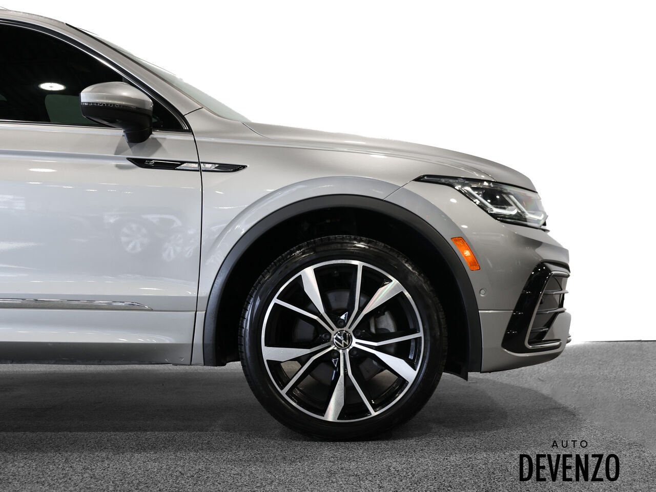 2023 Volkswagen Tiguan Silver Saint-Eustache - photo #4