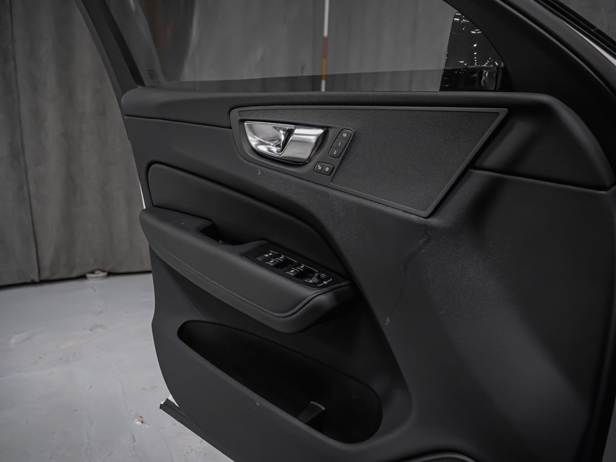 Volvo XC60 B5 PLUS DARK CLIMAT MAGS 20PO 2025 Blanc Montréal - photo #7
