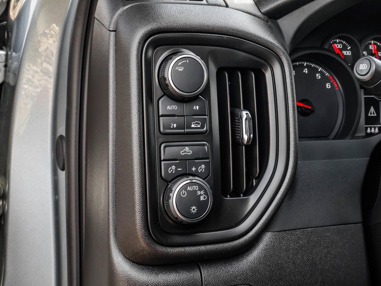 2024 Chevrolet Silverado 1500 4WD Crew Cab 147 Custom Grey Sherwood Park - photo #19