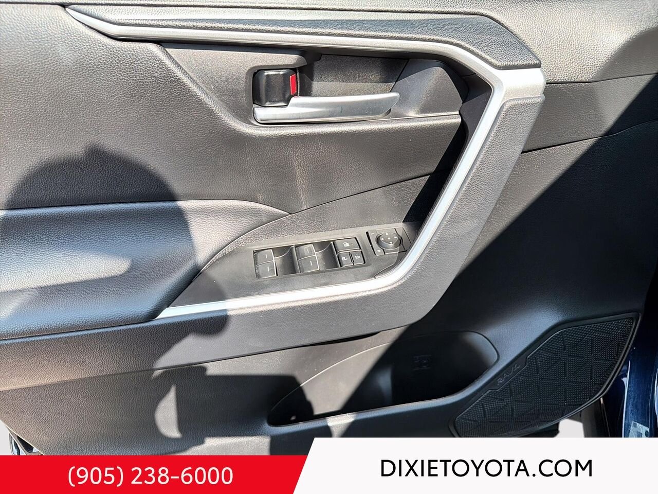 2025 Toyota RAV4 Hybrid XLE AWD / CLEAN CARFAX / HEATED SEATS / MOONROOF / ALLOY WHEELS / CARPLAY AND ANDROID AUTO Blue Mississauga - photo #7
