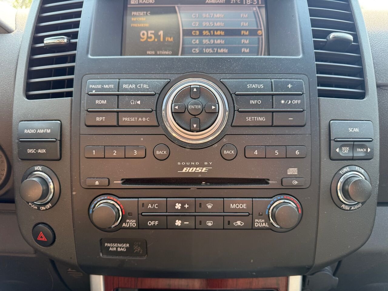 2010 Nissan Pathfinder Black Châteauguay - photo #17