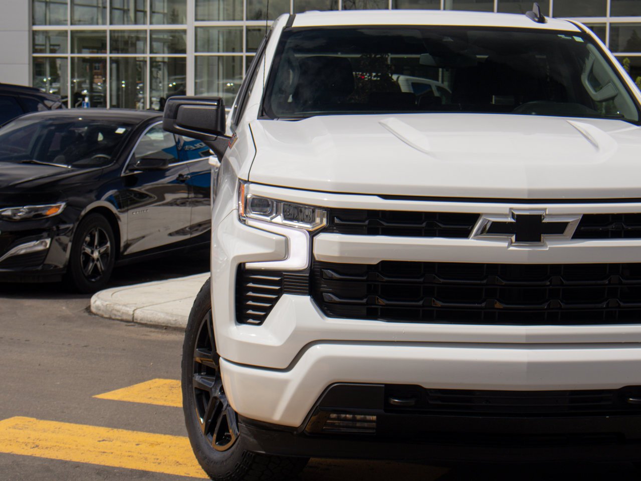 2024 Chevrolet Silverado 1500 4WD Crew Cab 147 RST White Sherwood Park - photo #4