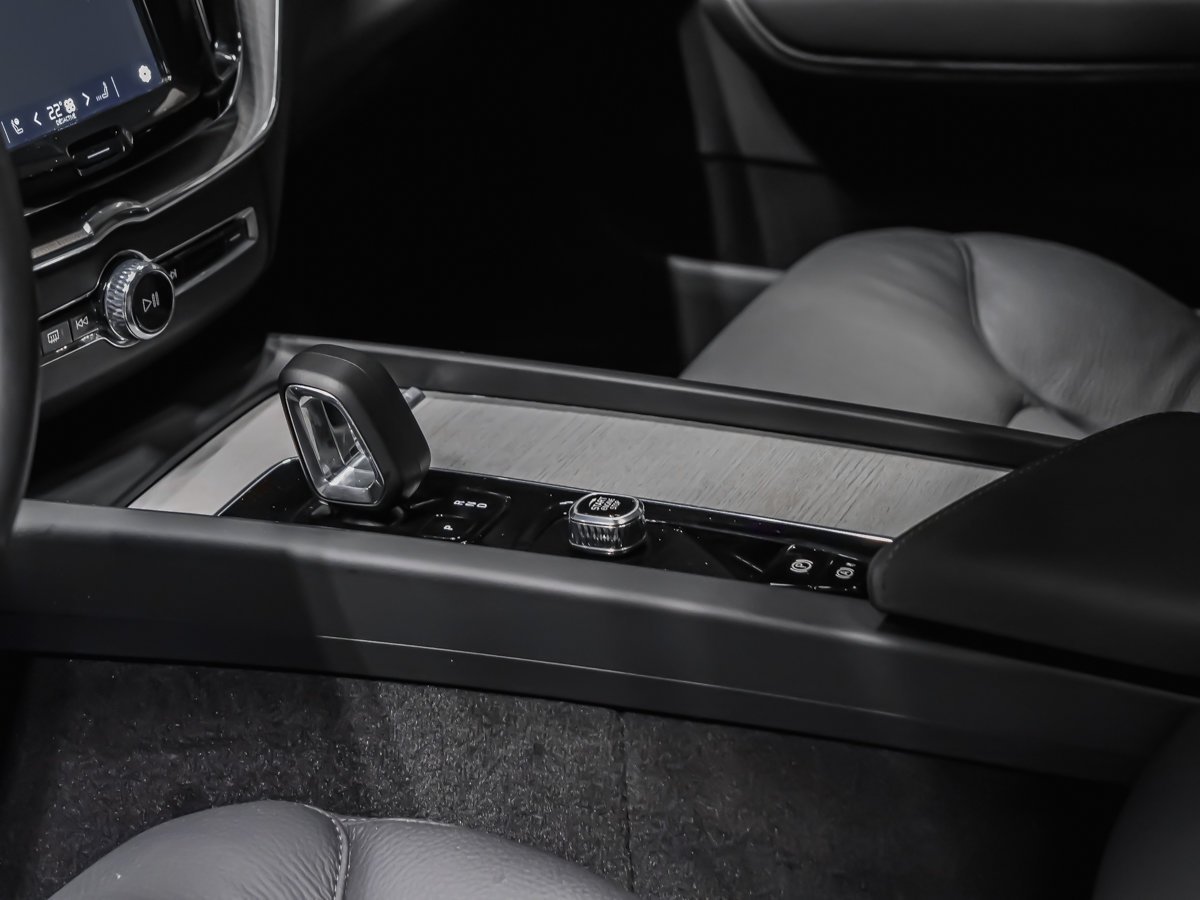 Volvo XC60 B5 PLUS DARK CLIMAT MAGS 20PO 2025 Blanc Montréal - photo #5