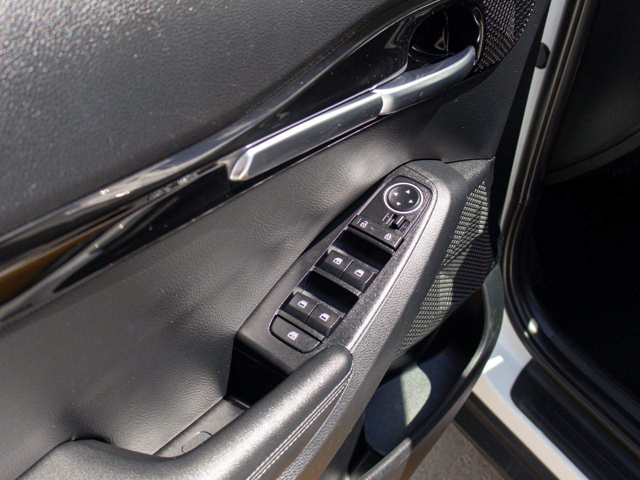 2025 Kia Seltos EX AWD White Sherwood Park - photo #18