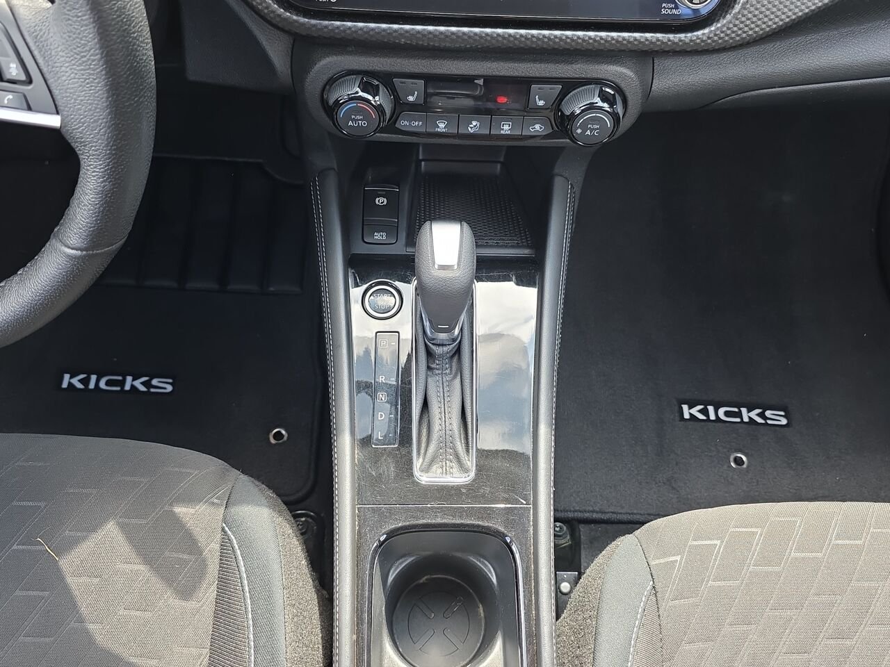 2024 Nissan Kicks SV TA, Commande audio au volant, caméra de recul Black Val-David - photo #11