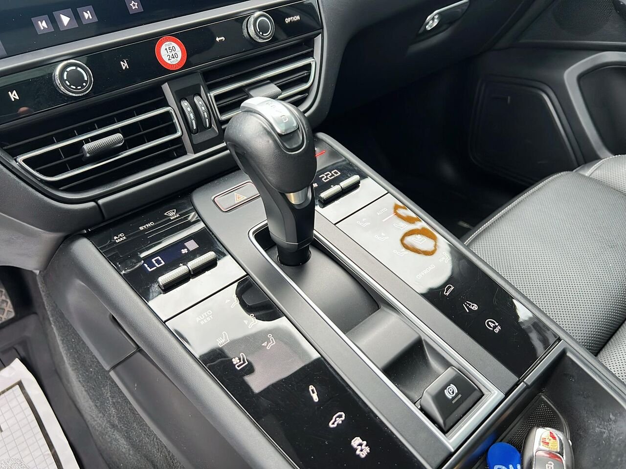 2023 Porsche MACAN Black Québec - photo #14