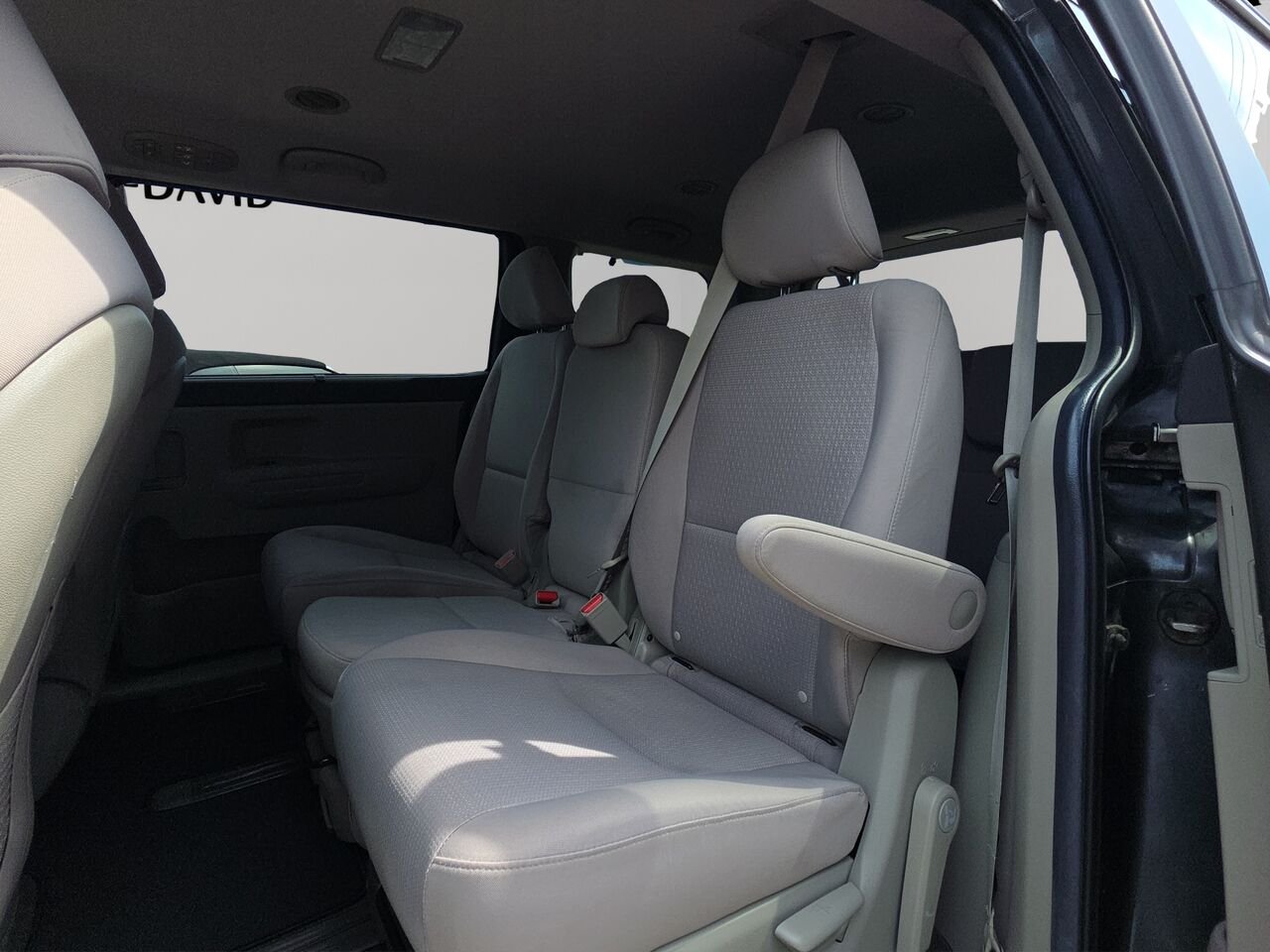 Kia Sedona LX TA, 8 passagers, volant chauffant, commande audio au volant, Apple carplay 2018 Gris Val-David - photo #14