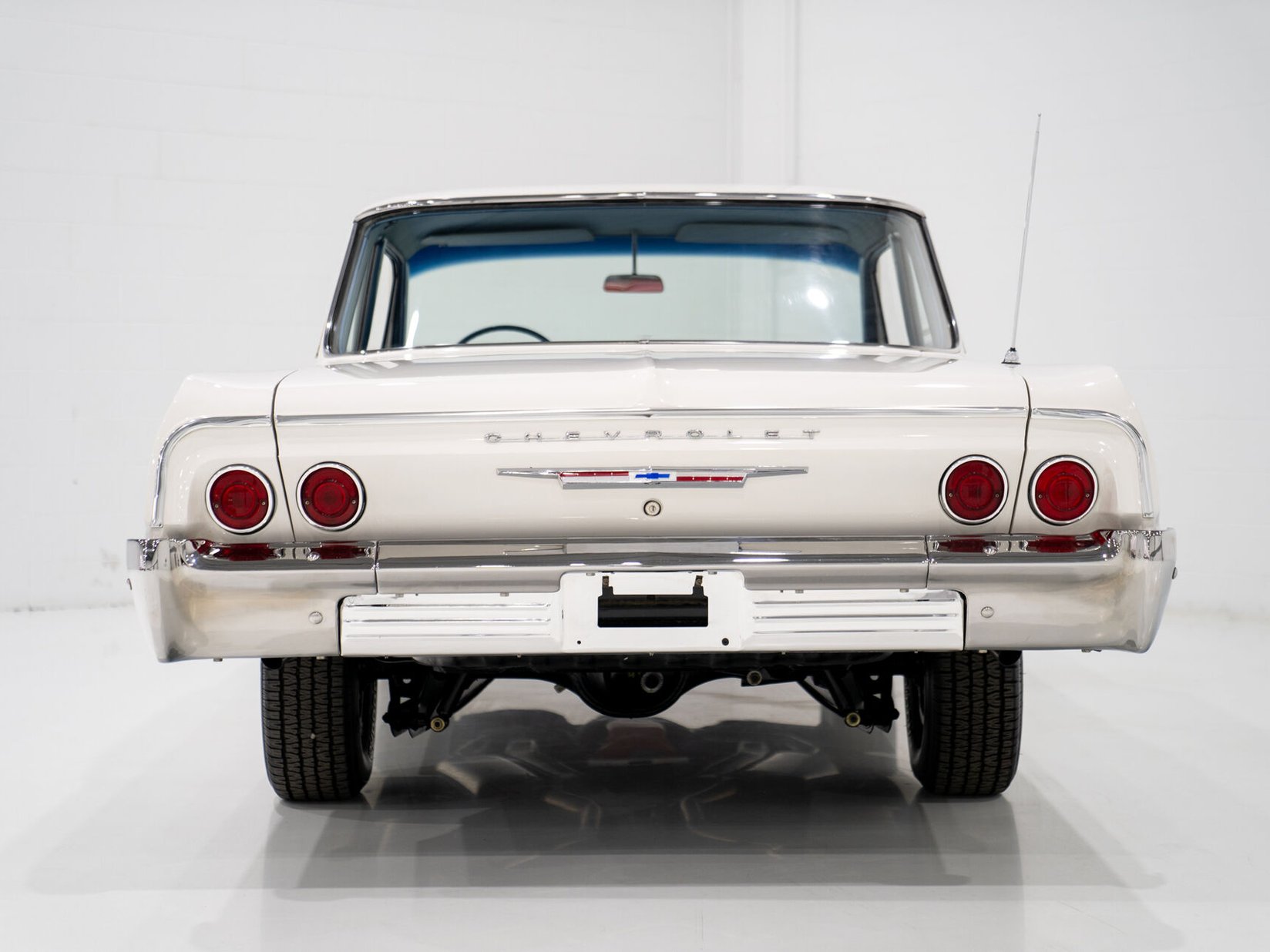 Chevrolet Biscayne Matching 409 / 425HP Transmission 4 Vitesse Complètement Entièrement restauré **PRIX EN USD** 1964 Blanc Montréal - photo #7