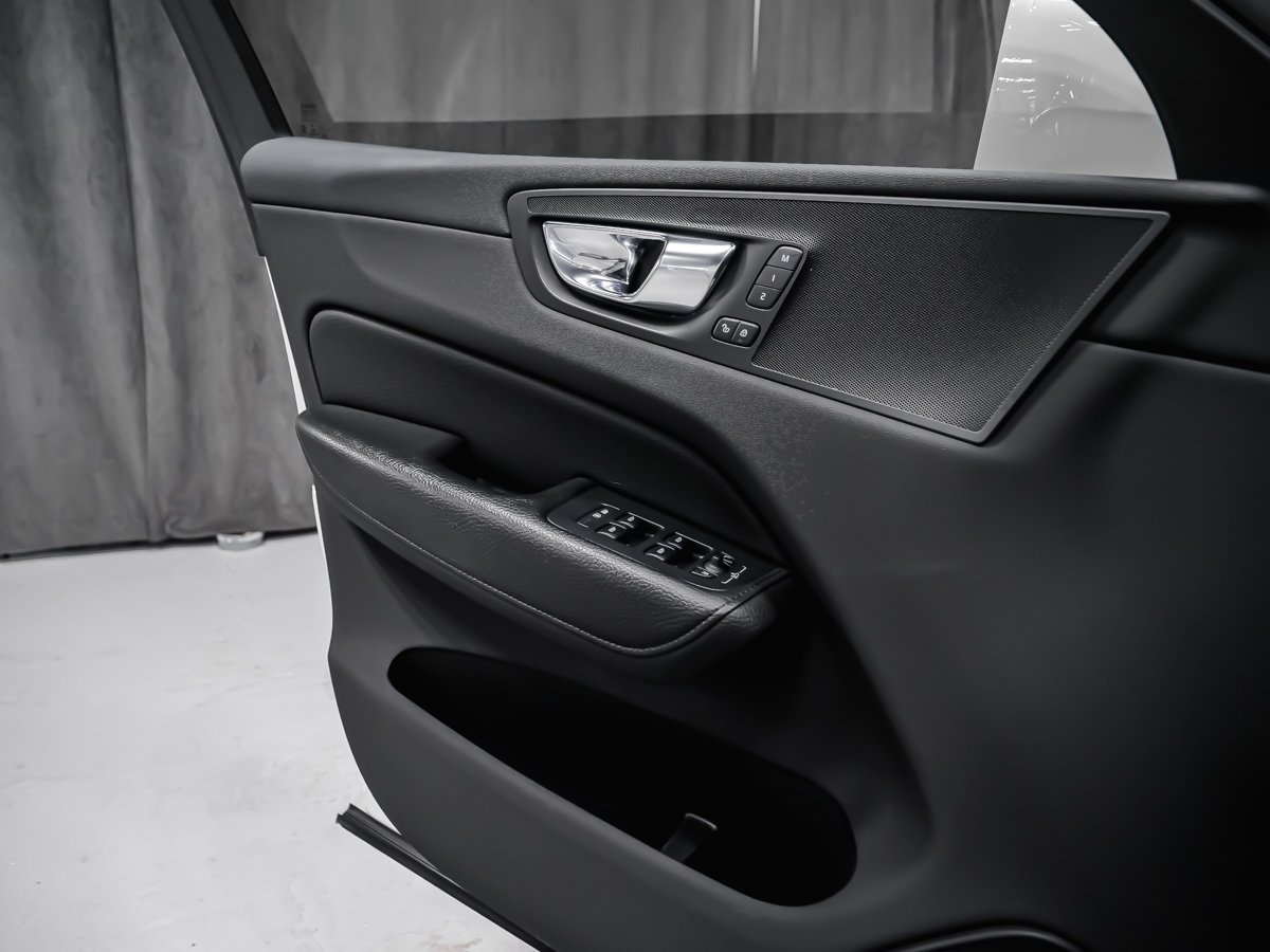 Volvo XC60 T6 MOMENTUM CLIMATE 2021 Blanc Montréal - photo #7