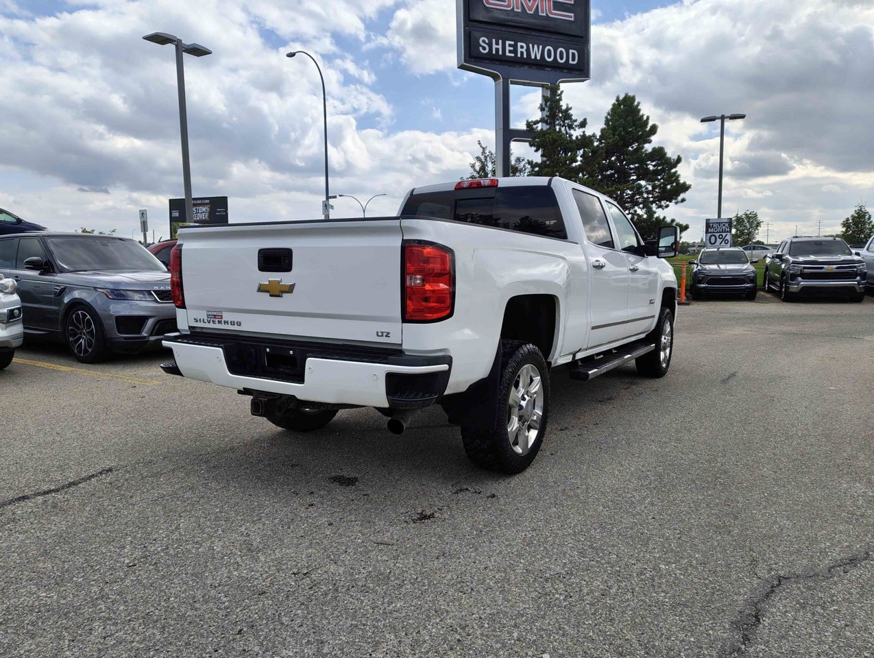 2019 Chevrolet Silverado 2500HD 4WD Crew Cab 153.7 LTZ White Sherwood Park - photo #4