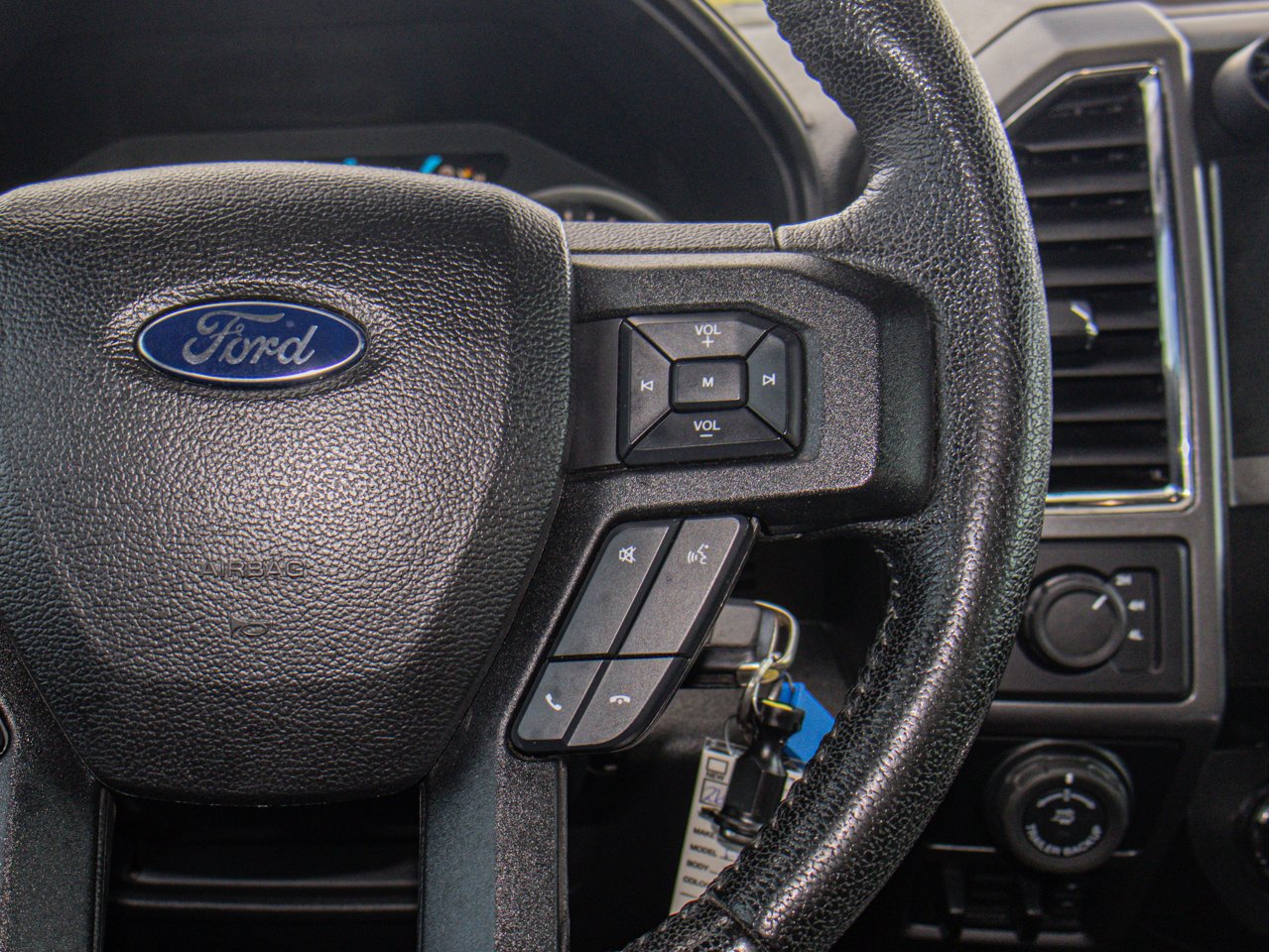 2016 Ford F-150 4WD SuperCrew 145 XLT Black Sherwood Park - photo #22