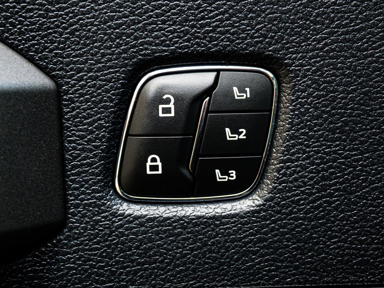 2022 Ford Super Duty F-350 SRW Platinum 4WD Crew Cab 6.75' Box Black Sherwood Park - photo #20