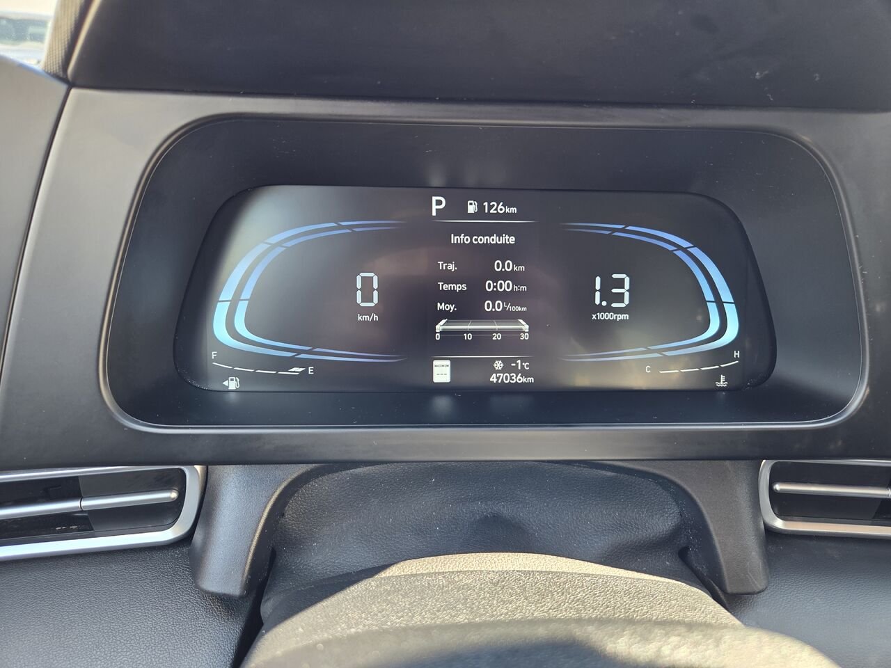 2024 Hyundai Elantra White Rouyn-Noranda - photo #16