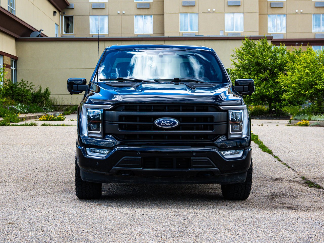 2023 Ford F-150 LARIAT 4WD SuperCrew 5.5' Box Black Sherwood Park - photo #2
