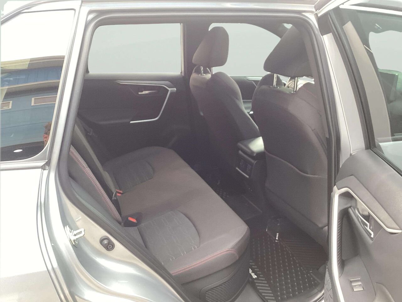 Toyota RAV4 hybride rechargeable 2025 Argent Gatineau - photo #18