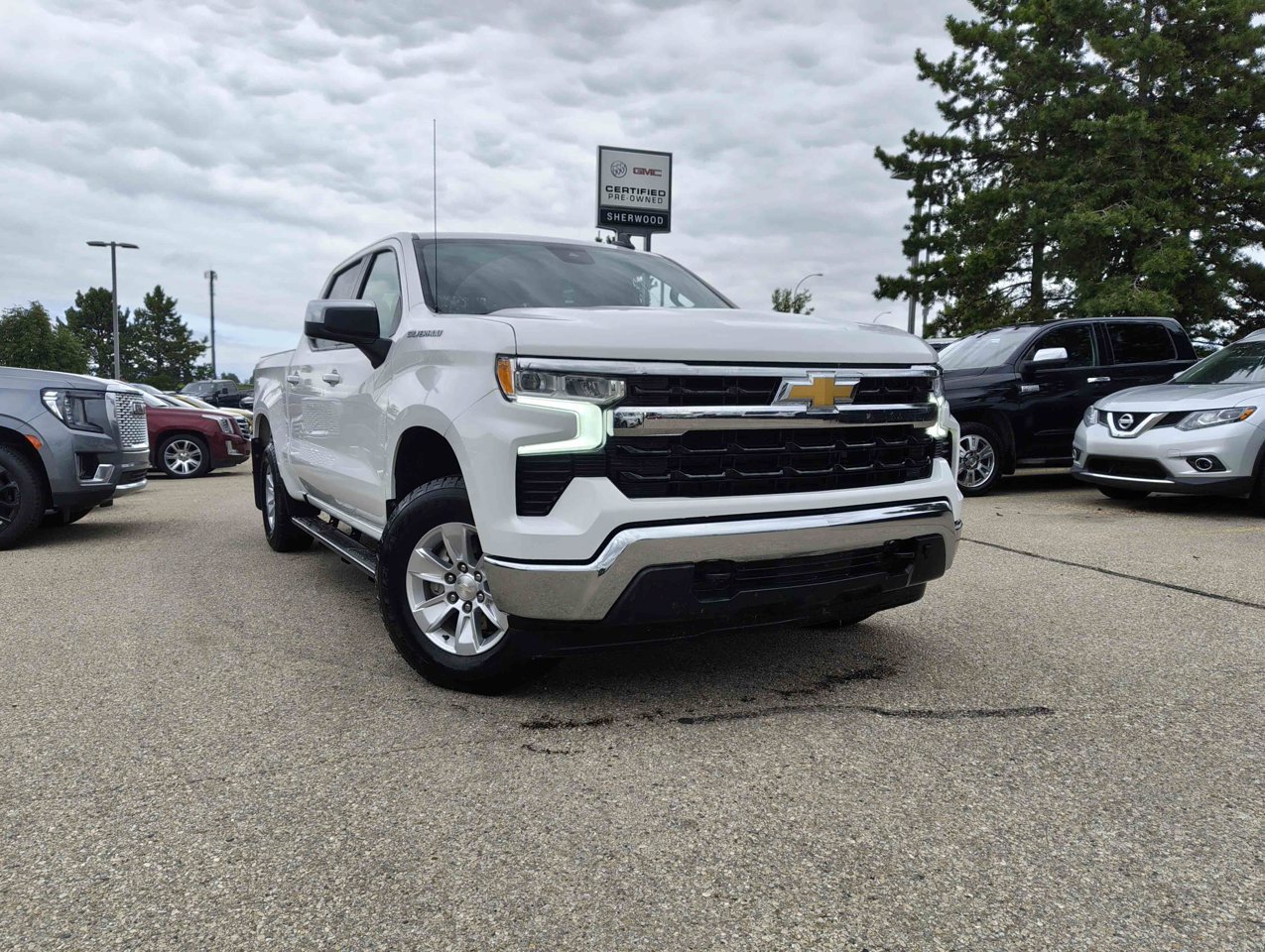2022 Chevrolet Silverado 1500 4WD Crew Cab 147 LT White Sherwood Park - photo #1