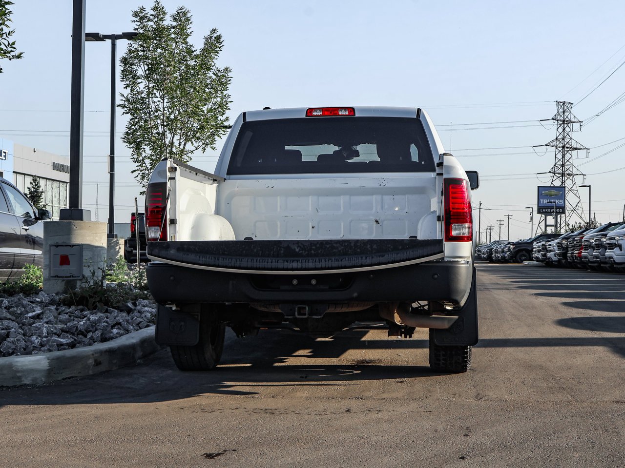 2022 Ram 1500 Classic Warlock 4x4 Crew Cab 5'7 Box White Sherwood Park - photo #8