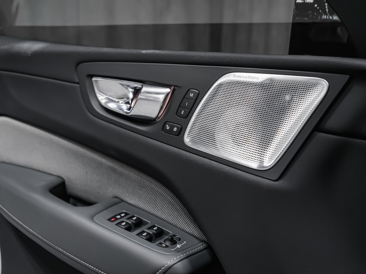2022 Volvo XC60 Recharge T8 R-DESIGN CLIMATE BOWERS AIR SUSPENSION White Montreal - photo #9