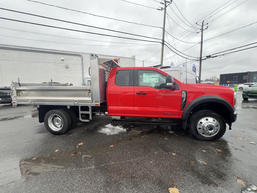 2025 Ford Super Duty F-550 DRW 2025 Red