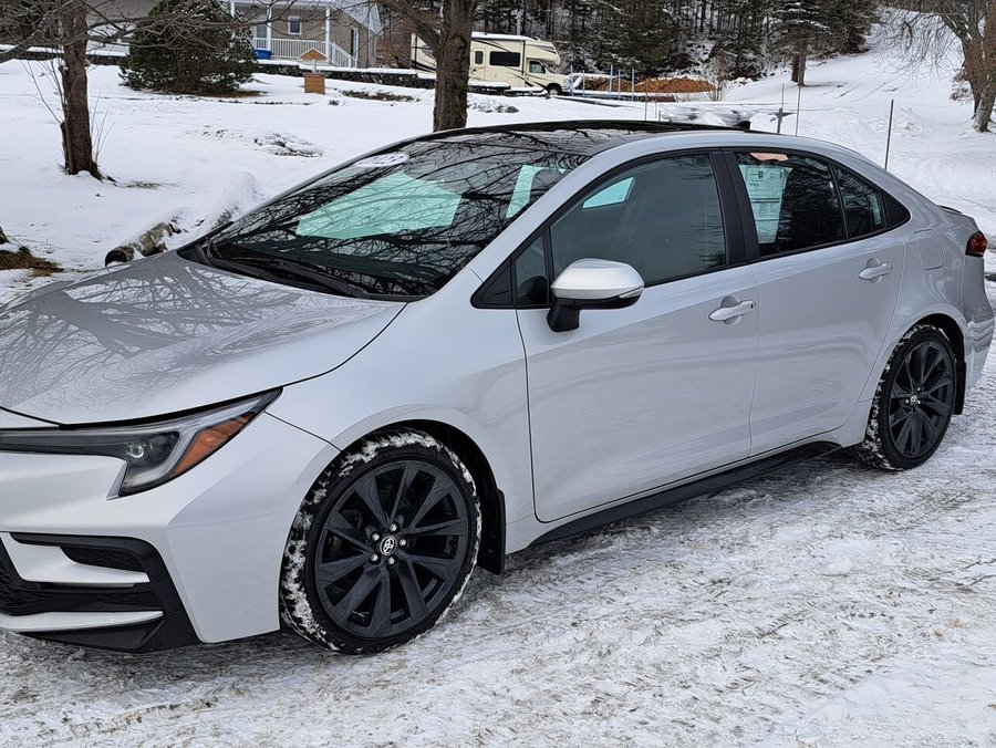 Toyota Corolla 2023 2023 Argent classique métallisé avec toit noir
